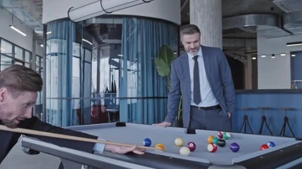 Männliche Geschäftspartner Spielen Billard Und Diskutieren Über Zusammenarbeit Büro — Stockvideo