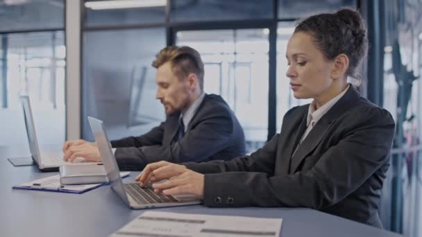 Dos Gerentes Empresa Serios Que Trabajan Computadoras Portátiles Atmósfera Ocupada — Vídeos de Stock