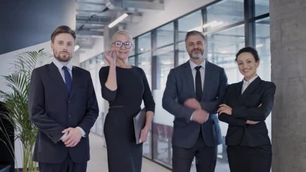 Profesionální Právníci Pózující Kameře Spolehlivá Advokátní Kancelář Důvěryhodný Tým — Stock video