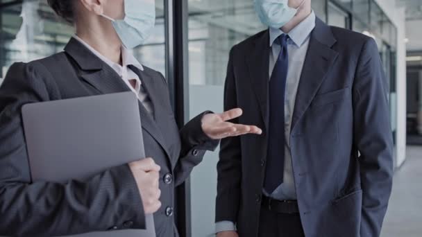 Obchodní Muž Žena Lékařských Maskách Kanceláři Práce Během Pandemie — Stock video