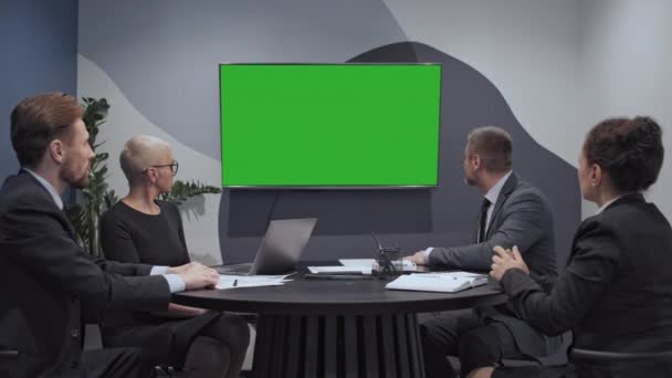 Politisches Beratungsteam Beobachtet Schlechte Nachrichten Auf Green Screen Wahlpleite — Stockvideo