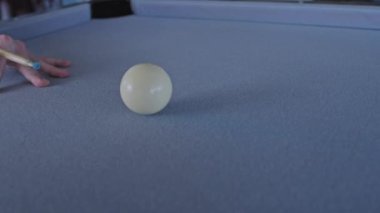 Bilardo masasında toplara vurmak, spor müsabakası, hobi