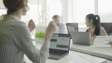 Çok uluslu iş ortakları konferans odasında proje tartışıyor, takım çalışması