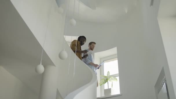 Ofis Merdivenlerinden Inen Iki Erkek Şirket Çalışanı Iletişimi — Stok video