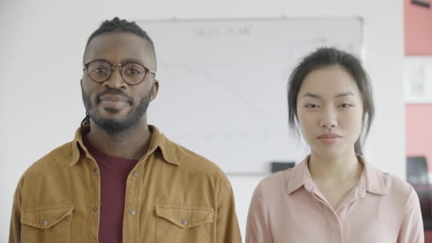 Africanos Hombres Mujeres Empresarias Asiáticas Sonriendo Cámara Propietarios Startups — Vídeos de Stock