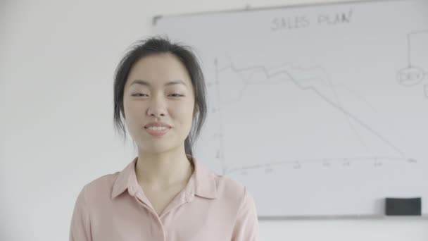 Feliz Asiático Mujer Startup Propietario Sonriendo Cam Presentando Plan Ventas — Vídeos de Stock