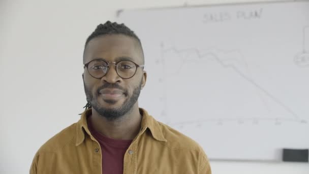 Alegre Empresario Negro Gafas Sonriendo Cámara Dueño Startup Negocios — Vídeos de Stock