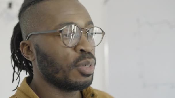 Gözlüklü Genç Siyah Şirket Yöneticisi Arkadaşı Adamıyla Konuşuyor — Stok video