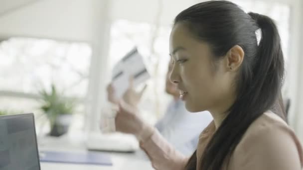Femme Affaires Asiatique Regardant Sur Écran Ordinateur Portable Discuter Projet — Video