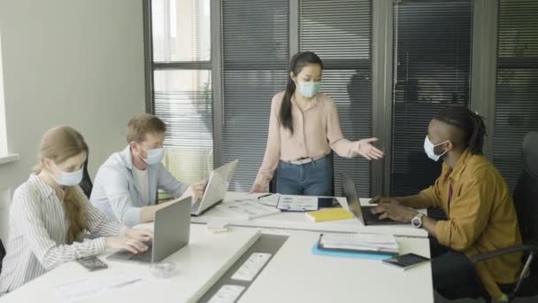 会議室でブレインストーミング医療マスクの多民族ビジネスの人々 — ストック動画