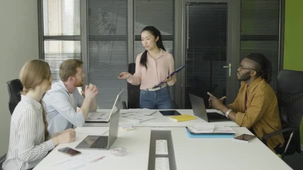 Mujer Negocios Asiática Dando Buenas Noticias Sus Colegas Sala Conferencias — Vídeo de stock