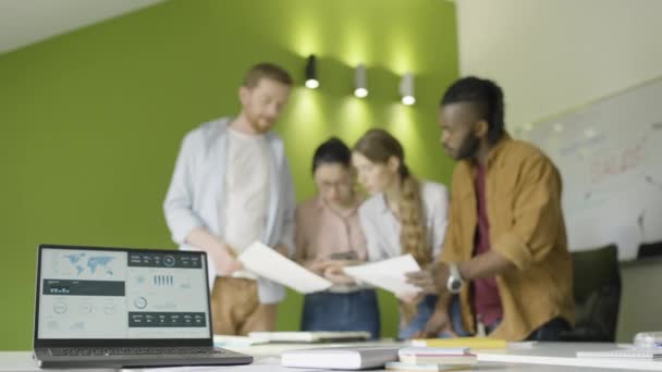 Jeunes Entrepreneurs Ambitieux Travaillant Sur Projet Discutant Idées Stratégie — Video