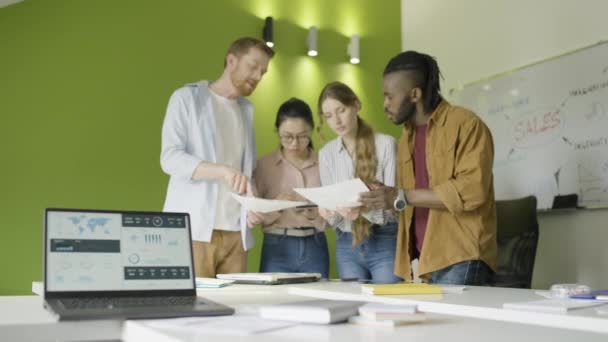 Jovem Equipe Multiétnica Trabalhadores Discutindo Ideias Plano Vendas Estratégia Empresa — Vídeo de Stock