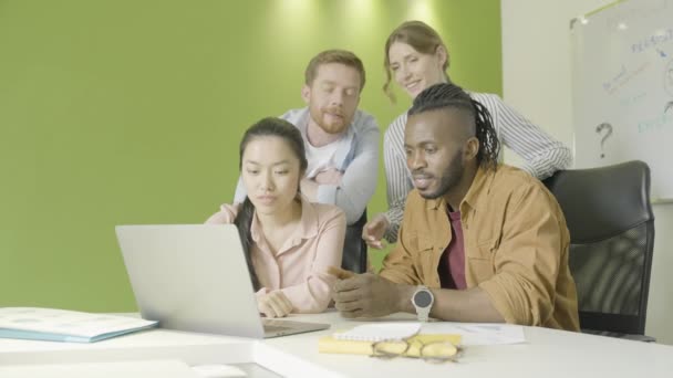 Equipe Multicultural Trabalhadores Escritório Discutindo Projeto Inicialização Plano Vendas — Vídeo de Stock