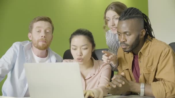 Groupe Jeunes Informaticiens Finissent Projet Heureux Avec Les Résultats Travail — Video