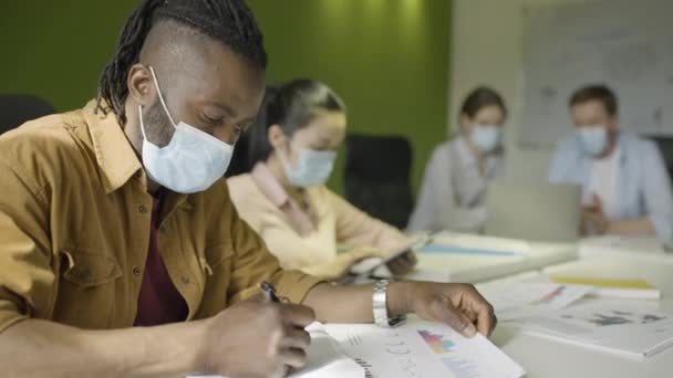 Funcionários Escritórios Negócios Trabalhando Máscaras Protetoras Durante Pandemia Pessoas — Vídeo de Stock