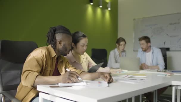 Företagskontorsanställda Som Arbetar Med Projekt Delar Idéer Planerar Budget — Stockvideo