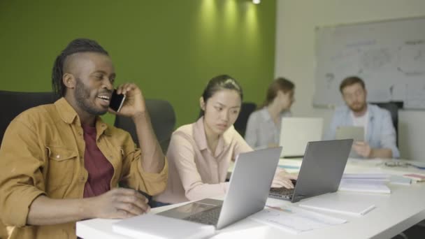 Trabalhador Escritório Ter Alta Conversa Telefônica Trabalho Perturbando Outros Funcionários — Vídeo de Stock