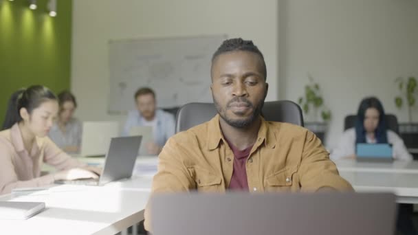 Több Etnikai Csapat Irodai Dolgozók Gépelés Laptopok Megvitatása Vállalati Projekt — Stock videók