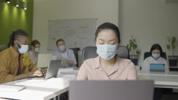 Zaměstnanci Firmy Pracující Ochranných Maskách Kanceláři Během Pandemie Covid — Stock video