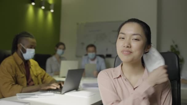 Felices Trabajadores Oficina Quitándose Máscaras Protectoras Fin Del Encierro Restricciones — Vídeo de stock