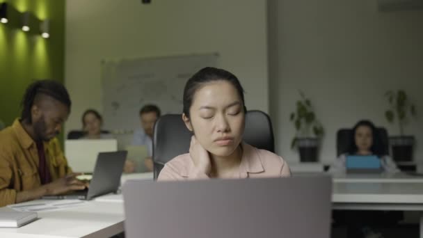 Joven Mujer Asiática Sintiéndose Cansada Oficina Negocios Salarios Bajos Empleado — Vídeo de stock