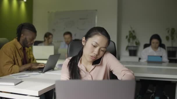 Büroangestellte Telefoniert Mit Kunden Berät Kollegen Unternehmen — Stockvideo