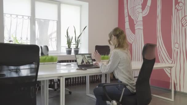 若い女性とビデオ通話を持っている彼女の女性の上司 ビジネスコミュニケーション — ストック動画