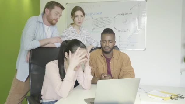 Multietniskt Affärsteam Som Har Problem Med Projekt Misslyckande Dåliga Resultat — Stockvideo