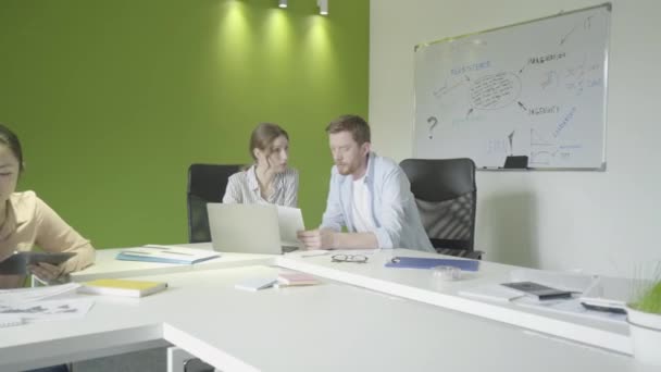 Vielfältiges Team Von Kaufmännischen Mitarbeitern Mit Projekten Beschäftigt Teamarbeit Büro — Stockvideo