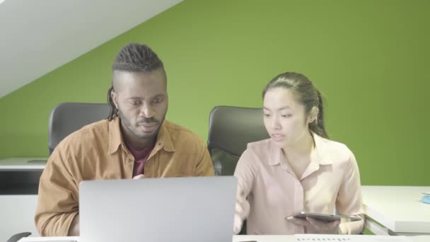 Kontorskollegor Diskuterar Projekt Arbetar Laptop Lagarbete Affärer — Stockvideo