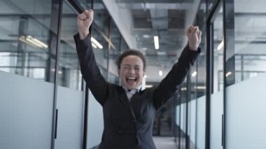 Ofiste dans eden başarılı iş kadınlarının yavaş çekimleri, anlaşmadan memnun.