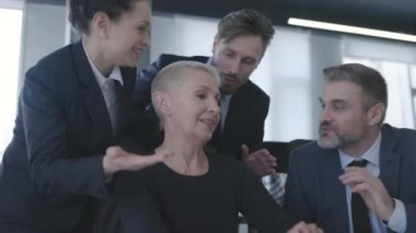 Başarılı patron ve meslektaşları birlikte projeyi tartışıyor ağır çekim, takım oluşturma
