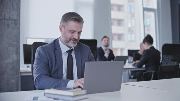 Feliz Hombre Negocios Escribiendo Ordenador Portátil Terminando Trabajo Oficina Satisfecho — Vídeos de Stock