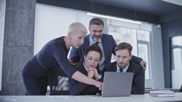 Tým Kolegů Pomáhá Novému Zaměstnanci Projektem Počítači Spolupráce — Stock video