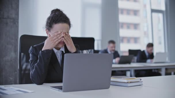沮丧的女商人在办公室哭泣 在工作中疲惫不堪 压力重重 — 图库视频影像