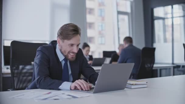 Mal Empleado Jugando Juego Ordenador Lugar Trabajo Oficina Dilación — Vídeo de stock