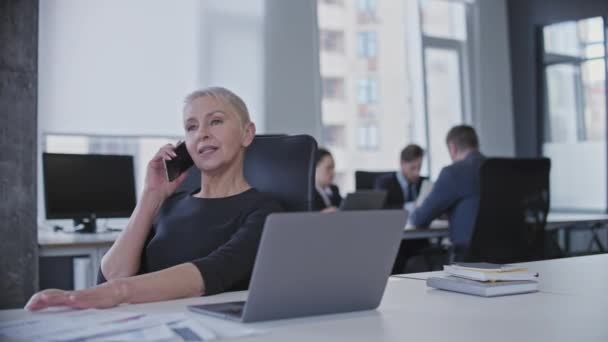 Flirty Kobieta Biznesu Rozmawia Przez Telefon Biurze Powołując Spotkanie Partnerem — Wideo stockowe