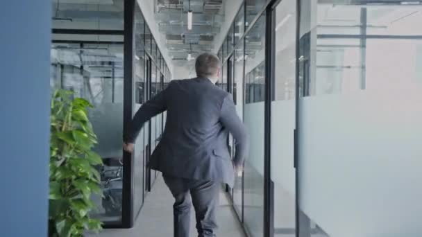 Ενθουσιασμένος Επιχειρηματίας Τρέχει Διάδρομο Γραφείο Πηδώντας Ευχαριστημένοι Την Επιτυχή Συμφωνία — Αρχείο Βίντεο