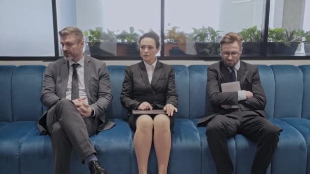 Nervösa Kvinnliga Arbetssökande Väntar Intervju Bland Män Jämställdhetskoncept — Stockvideo