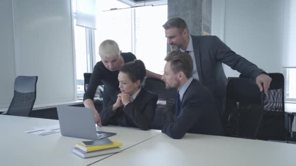 Equipe Empresa Sorrindo Ajudando Colega Resolver Problema Juntos Cooperação — Vídeo de Stock