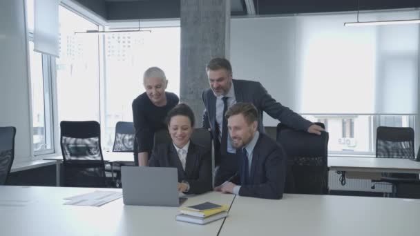 Erfolgreiches Business Team Beendet Projekt Gemeinsam Glückliche Kollegen Umarmen Sich — Stockvideo