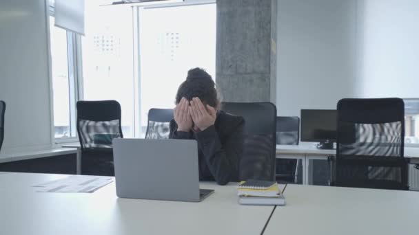 Στενοχωρημένη Γυναίκα Κλαίει Στο Γραφείο Αναστατωμένη Προβλήματα Στη Δουλειά Υποφέρει — Αρχείο Βίντεο