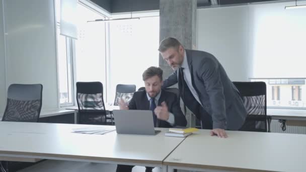 Дружелюбный Коллега Помогает Человеку Бизнес Заданием Офисе Командной Атмосфере — стоковое видео