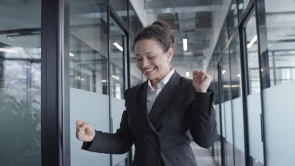 Ευτυχισμένη Γυναίκα Κουστούμι Που Χορεύει Στο Γραφείο Της Αργά Γιορτάζοντας — Αρχείο Βίντεο