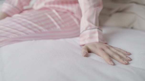 Młoda Kobieta Siedzi Łóżku Próbuje Oporu Materaca Zdrowego Snu — Wideo stockowe