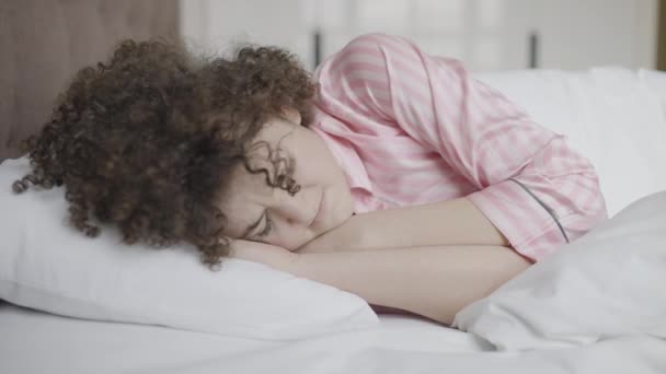 Genervte Frau Wacht Vom Wecker Auf Frühmorgens Schlafmangel — Stockvideo
