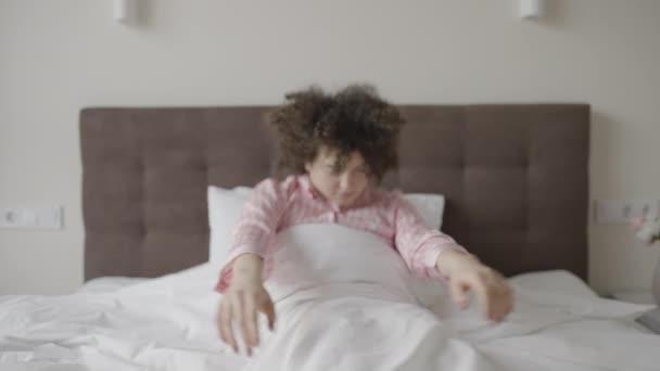 Молодая Женщина Устало Просыпается Сна Сидя Постели Утренняя Рутина — стоковое видео