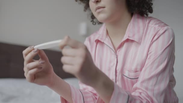 Jovem Fêmea Segurando Teste Gravidez Mãos Sorrindo Para Boas Notícias — Vídeo de Stock