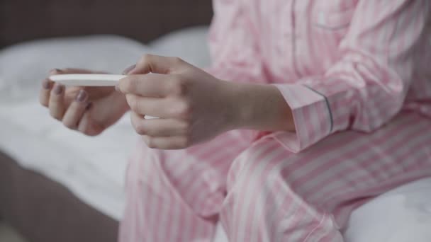 Жінка Сидить Ліжку Чекає Результатів Тесту Вагітність Стресовий Момент — стокове відео